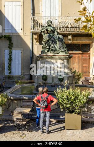 Frankreich, Drome, Grignan, beschriftet Les Plus Beaux Villages de France (die schönsten Dörfer Frankreichs), Statue des Marquise de Sevigne errichtet Stockfoto