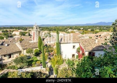 France, Drome, Grignan, beschriftet Les Plus Beaux Villages de France (die schönsten Dörfer Frankreichs), Häuser mit dem Porte du Tricot-Turm oder b Stockfoto