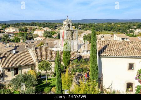 France, Drome, Grignan, beschriftet Les Plus Beaux Villages de France (die schönsten Dörfer Frankreichs), Häuser mit dem Porte du Tricot-Turm oder b Stockfoto