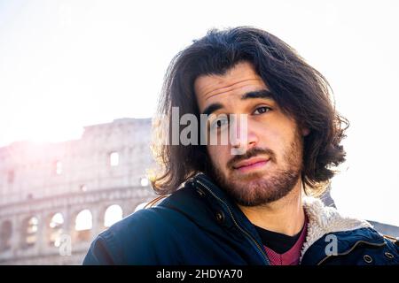 Glücklicher Moment in Rom. Junger Mann posiert für ein Foto vor dem Kolosseum. Stockfoto