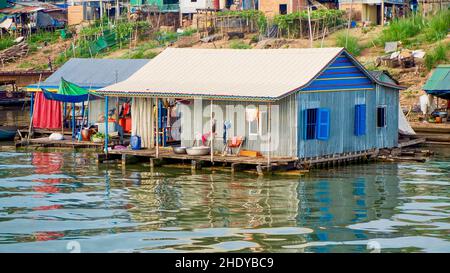 Ein schwimmendes Haus aus Wellblech und Holz am Mekong bei Phnom Penh, Kambodscha. Tausende von armen Kambodschanern leben über dem Wasser. Stockfoto