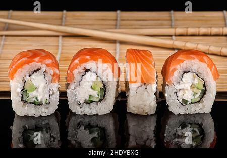 Sushi, Brötchen von innen heraus, Uramaki, sushis, Uramakis Stockfoto