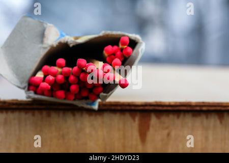 Streichholzschachtel aus Papier mit Streichhölzern außerhalb der Nahaufnahme Stockfoto