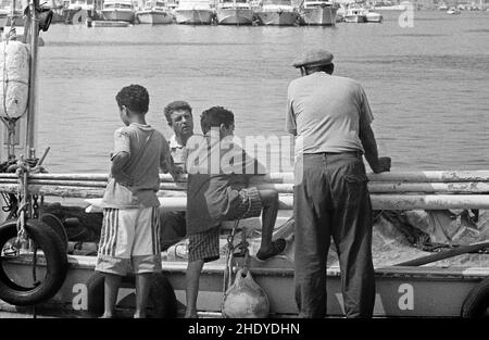 Vater, Sohn und Großvater mit ihrem Fischerboot, Alter Hafen, Marseille, 28. August 1991, Département Bouches-du-Rhône, Region Provence-Alpes-Côte d’Azur, Frankreich Stockfoto