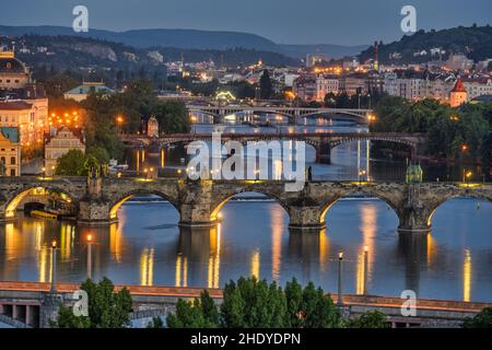 Ein paar Brücken in Prag bei Nacht. Die Aussicht ist vom Park Letna. Stockfoto