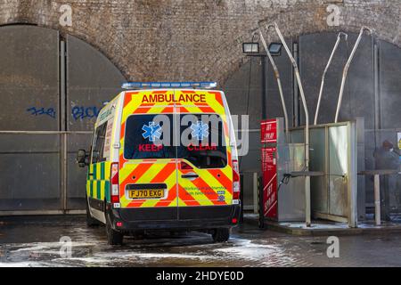 Krankenwagen in der Autowaschanlage in Albert Embankment, London, zwischen Lambeth und Vauxhall, Großbritannien, im Dezember Stockfoto