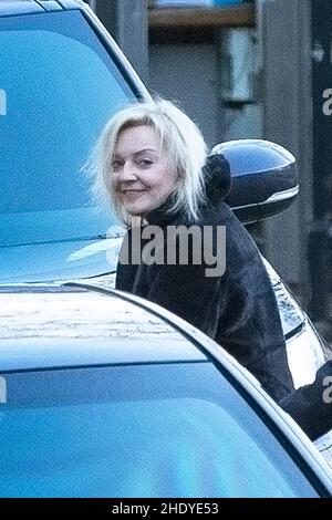 07/01/2022 - Außenministerin Liz Truss kommt im Auswärtigen Amt in der Londoner Innenstadt an, als sie angekündigt hat, dass Russland mit Sanktionen auf hohem Niveau konfrontiert sein wird Stockfoto