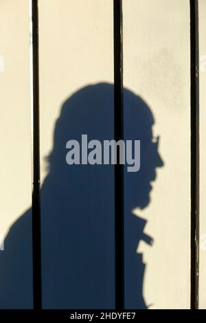 Schatten eines älteren Mannes, Berlin Stockfoto