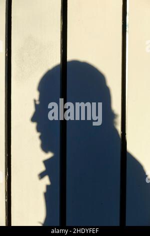 Schatten eines älteren Mannes, Berlin Stockfoto