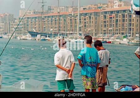 Jungen Angeln, Alter Hafen, Marseille, 28. August 1991, Département Bouches-du-Rhône, Region Provence-Alpes-Côte d’Azur, Frankreich Stockfoto