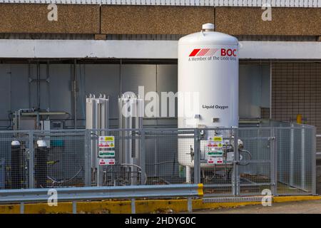 Tanks mit flüssigem Sauerstoff, die im Dezember außerhalb des St. Thomas' Hospital, London, Großbritannien, gelagert wurden Stockfoto