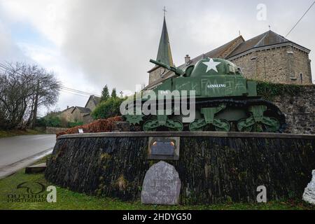 Denkmal eines alten Sherman-Panzers aus dem 2. Weltkrieg in den belgischen Ardennen. Houffalize Januar 6 2022. Stockfoto