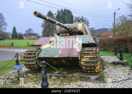 Denkmal eines alten deutschen Pantherpanzers aus dem Zweiten Weltkrieg in den belgischen ardennen. Manhay Januar 6 2022. Stockfoto