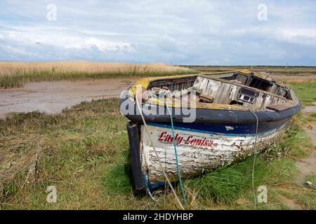 Ein altes Holzboot ('Lady Louisa') in Brancaster Staithe, Norfolk, England. Stockfoto