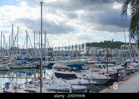 Palma, Mallorca, Spanien - Oktober 8th 2021: Schiffe und Boote, die im Hafen anlegen Stockfoto