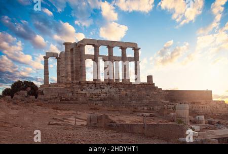 Luftaufnahme über den antiken Tempel von Poseidon am Kap Sounio, Attica, Griechenland Stockfoto