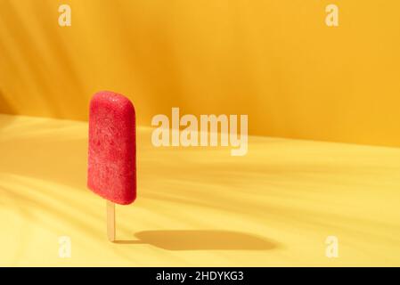 Erdbeereis, Eis, Eis, Eis, Eis, Eis, Eiscreme, Erdbeereis, Eiszapfen Stockfoto