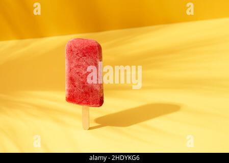 Erdbeereis, Eis, Eis, Eis, Eis, Eis, Eiscreme, Erdbeereis, Eiszapfen, aromatisierte Eiswürfel Stockfoto