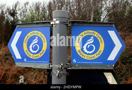 Schilder am Wales Coast Path Bild von Richard Williams Stockfoto