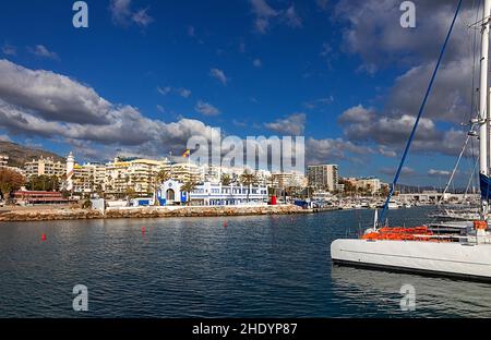 MARBELLA ANDALUSIEN SPANIEN BLICK AUF DEN HAFEN Stockfoto
