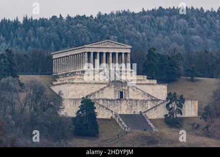 Donaustauf, Deutschland. 07th Januar 2022. Die Valhalla bei Regensburg. Die Valhalla wurde von Leo von Klenze entworfen und zwischen 1830 und 1842 erbaut. Sein Modell war der Parthenon in Athen. In der Hall of Fame werden wichtige deutsche Persönlichkeiten und mit Deutschland verbundene Persönlichkeiten mit Büsten oder Gedenktafeln geehrt. Quelle: Armin Weigel/dpa/Alamy Live News Stockfoto