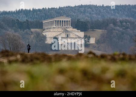 Donaustauf, Deutschland. 07th Januar 2022. Die Valhalla bei Regensburg. Die Valhalla wurde von Leo von Klenze entworfen und zwischen 1830 und 1842 erbaut. Sein Modell war der Parthenon in Athen. In der Hall of Fame werden wichtige deutsche Persönlichkeiten und mit Deutschland verbundene Persönlichkeiten mit Büsten oder Gedenktafeln geehrt. Quelle: Armin Weigel/dpa/Alamy Live News Stockfoto