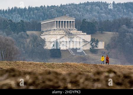 Donaustauf, Deutschland. 07th Januar 2022. Die Valhalla bei Regensburg. Die Valhalla wurde von Leo von Klenze entworfen und zwischen 1830 und 1842 erbaut. Sein Modell war der Parthenon in Athen. In der Hall of Fame werden wichtige deutsche Persönlichkeiten und mit Deutschland verbundene Persönlichkeiten mit Büsten oder Gedenktafeln geehrt. Quelle: Armin Weigel/dpa/Alamy Live News Stockfoto