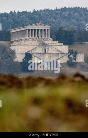 Donaustauf, Deutschland. 07th Januar 2022. Die Valhalla bei Regensburg. Die Valhalla wurde von Leo von Klenze entworfen und zwischen 1830 und 1842 erbaut. Sein Modell war der Parthenon in Athen. In der Hall of Fame werden wichtige deutsche Persönlichkeiten und mit Deutschland verbundene Persönlichkeiten mit Büsten oder Gedenktafeln geehrt. Quelle: Armin Weigel/dpa/Alamy Live News Stockfoto