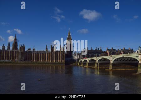 London, Großbritannien. 7th Januar 2022. Houses of Parliament, Westminster Bridge und Themse an einem klaren Tag. Kredit: Vuk Valcic/Alamy Live Nachrichten Stockfoto