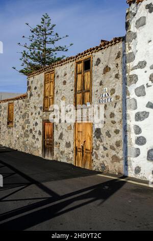 Holztür und Fensterläden aus Holz an der Fassade eines 120 Jahre alten Hauses im Dorf Chiguergue, Guia de Isora, Teneriffa, Kanarische Inseln, Spai Stockfoto