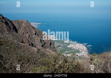 Luftaufnahme über die Nordküste Bananenplantagen und Dorf La Caleta de Interian von El Tanque, Teneriffa, Kanarische Inseln, Spanien Stockfoto