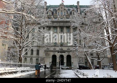 Manhattans Finanzviertel ist während des ersten Schnees der Saison in New York City am 7. Januar 2022 mit Schnee bedeckt. Stockfoto