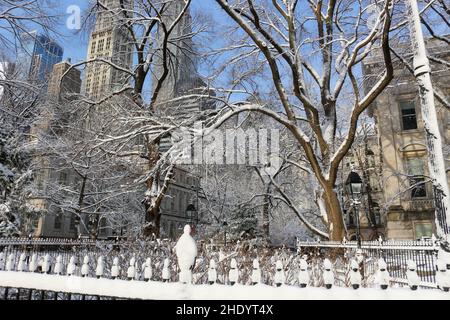 Manhattans Finanzviertel ist während des ersten Schnees der Saison in New York City am 7. Januar 2022 mit Schnee bedeckt. Stockfoto