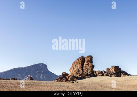 Felsformationen am Minas de San Jose mit dem Guajara-Berg dahinter in der vulkanischen Landschaft des Nationalparks Las Cañadas del Teide, Teneriffa, Stockfoto