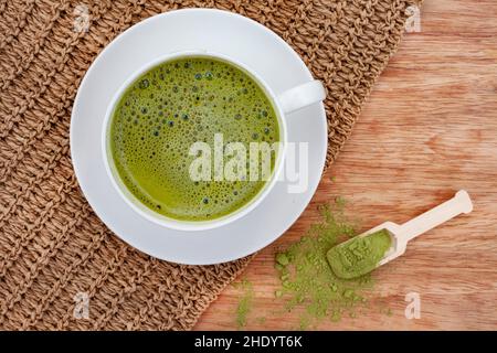 Matcha grüner Tee auf rustikaler Oberfläche mit Matcha-Pulver Stockfoto