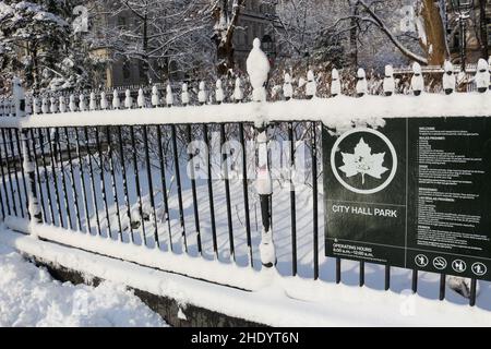 Manhattans Finanzviertel ist während des ersten Schnees der Saison in New York City am 7. Januar 2022 mit Schnee bedeckt. Stockfoto