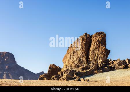 Felsformationen am Minas de San Jose mit dem Guajara-Berg dahinter in der vulkanischen Landschaft des Nationalparks Las Cañadas del Teide, Teneriffa, Stockfoto