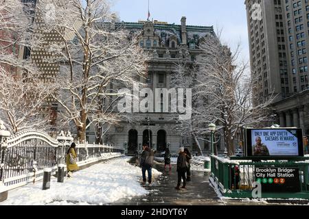 Manhattans Finanzviertel ist während des ersten Schnees der Saison in New York City am 7. Januar 2022 mit Schnee bedeckt. Stockfoto