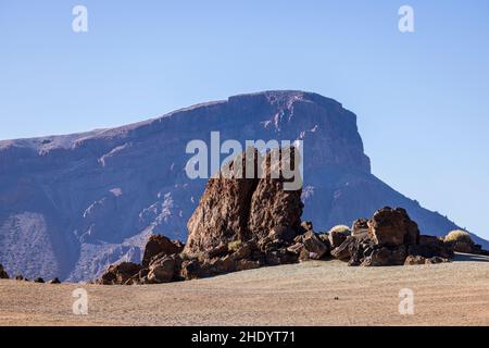 Felsformationen am Minas de San Jose mit dem Guajara-Berg dahinter in der vulkanischen Landschaft des Nationalparks Las Cañadas del Teide, Teneriffa, Stockfoto