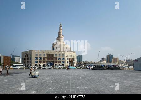 Doha, Katar – 5. Oktober 2019: Stadtbild Altstadt von Doha, Katar mit Al-Fanal-Gebäude und Qatar Islamic Cultural Center gegen blauen Himmel Stockfoto