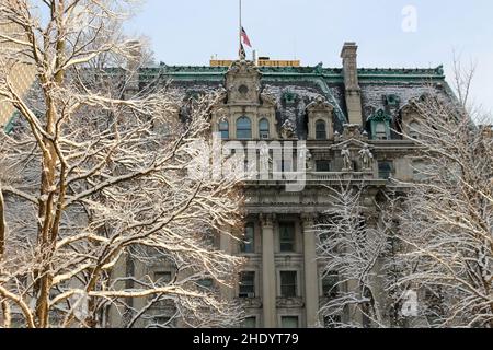 Manhattans Finanzviertel ist während des ersten Schnees der Saison in New York City am 7. Januar 2022 mit Schnee bedeckt. Stockfoto