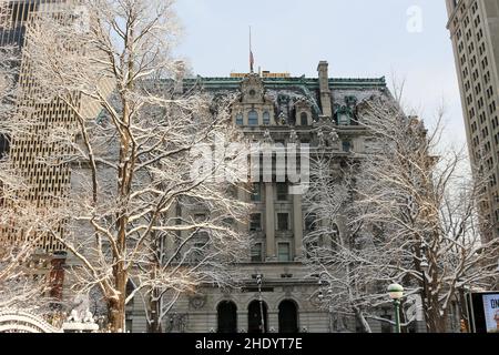 Manhattans Finanzviertel ist während des ersten Schnees der Saison in New York City am 7. Januar 2022 mit Schnee bedeckt. Stockfoto