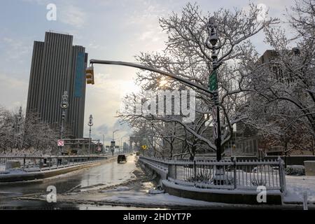 Manhattans Finanzviertel ist während des ersten Schnees der Saison in New York City am 7. Januar 2022 mit Schnee bedeckt. Stockfoto