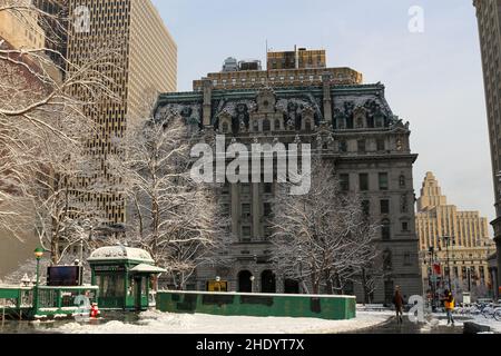 Manhattans Finanzviertel ist während des ersten Schnees der Saison in New York City am 7. Januar 2022 mit Schnee bedeckt. Stockfoto