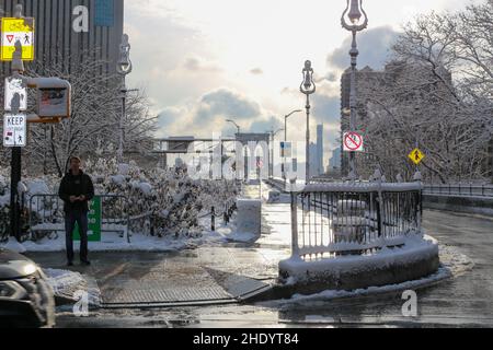 Manhattans Finanzviertel ist während des ersten Schnees der Saison in New York City am 7. Januar 2022 mit Schnee bedeckt. Stockfoto