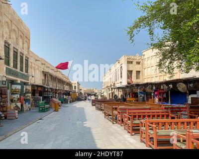 Doha, Katar – 5. Oktober 2019: Altstadt Souq Waqif mit katarischer Flagge gegen blauen Himmel Stockfoto