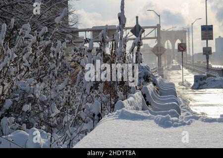 Manhattans Finanzviertel ist während des ersten Schnees der Saison in New York City am 7. Januar 2022 mit Schnee bedeckt. Stockfoto