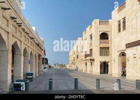 Doha, Katar – 5. Oktober 2019: Altstadt Souq Waqif, Doha Katar mit moderner Skyline im Hintergrund vor blauem Himmel Stockfoto