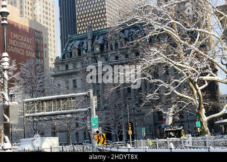 Manhattans Finanzviertel ist während des ersten Schnees der Saison in New York City am 7. Januar 2022 mit Schnee bedeckt. Stockfoto