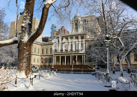 Manhattans Finanzviertel ist während des ersten Schnees der Saison in New York City am 7. Januar 2022 mit Schnee bedeckt. Stockfoto